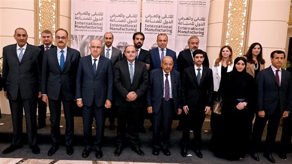 وزير التجارة والصناعة يستعرض فرص التعاون مع وفد رابطة رجال الأعمال القطريين