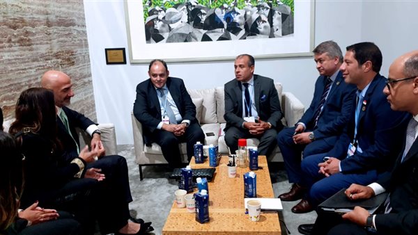 وزير التجارة والصناعة يبحث مع وفد شركة تتراباك زيادة استثمارتها في مصر