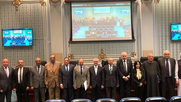 رئيس اقتصادية قناة السويس يعرض مستجدات مشروعات الهيئة والتعاقدات الجديدة للوقود الأخضر