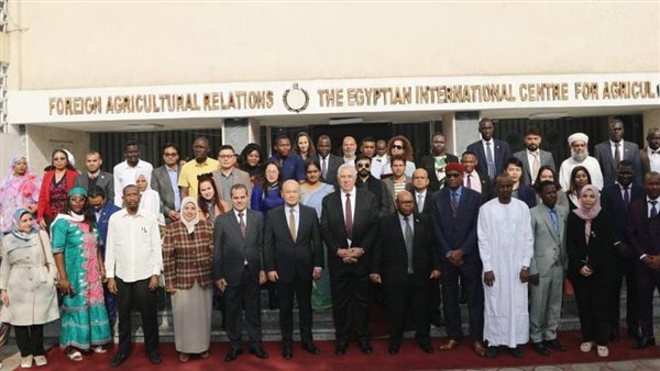 وزير الزراعة يسلم شهادات التدريب للبرامج التدريبية حول صحة الحيوان والتنمية الريفية وإدارة الاراضي والمياه 