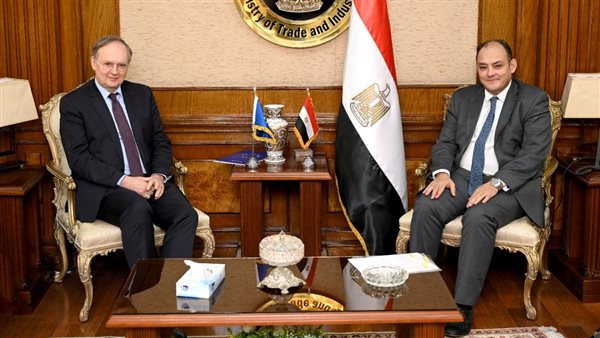 وزير التجارة والصناعة يستعرض مع سفير الاتحاد الأوروبي بالقاهرة سبل تعزيز التعاون الاقتصادى