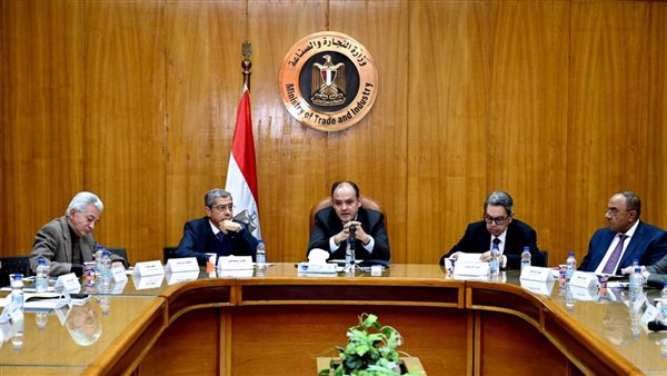 وزير التجارة والصناعة يؤكد الالتزام بالحفاظ على وفرة المعروض من السلع الاستهلاكية
