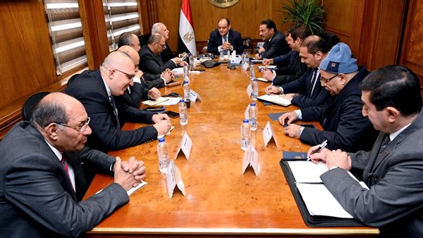 وزير التجارة والصناعة يستعرض مع «الصناعات النسيجية» تطوير القطاع وتعزيز الصادرات