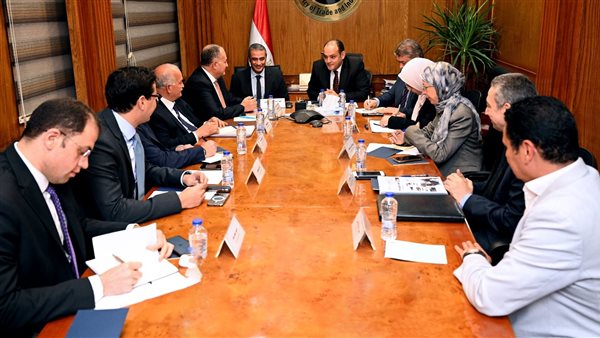 وزير التجارة والصناعة يبحث تطوير صناعة الجلود والمنتجات الجلدية