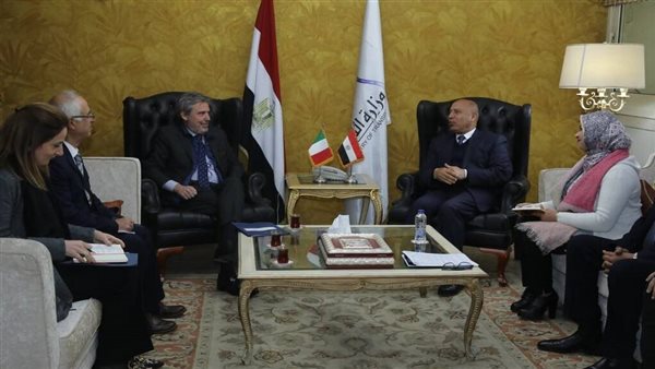  وزير النقل يلتقي سفير إيطاليا لبحث التعاون بين الجانبين في مجالات النقل المختلفة  