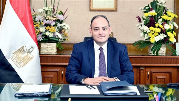 تسليم عقود 113 وحدة صناعية لـ60 مستثمر بالمجمعين الصناعيين بالفيوم الجديدة