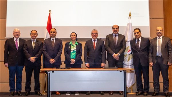 بروتوكول تعاون بين المنطقة الاقتصادية لقناة السويس ووزارة البيئة لدعم الصناعة الخضراء