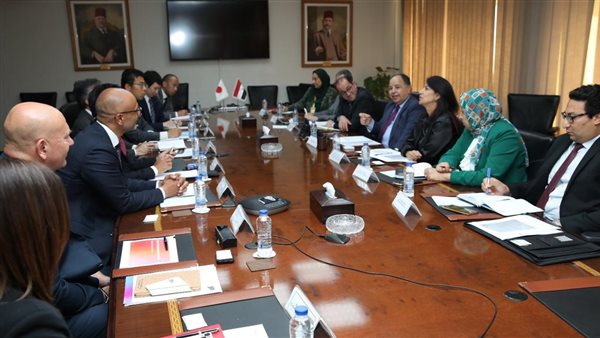 وزير المالية ونائب الرئيس التنفيذي لشركة اليابان الدولية للتبغ يناقشان تطوير استثماراتها 