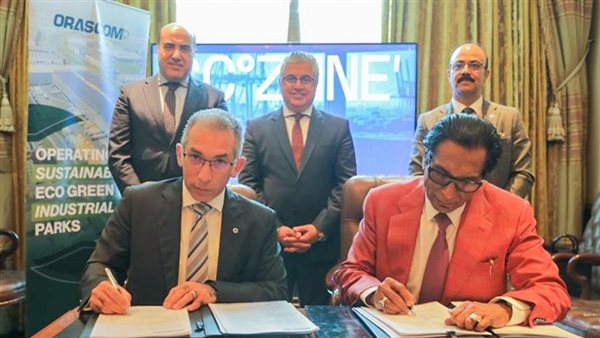  رئيس اقتصادية قناة السويس يشهد توقيع عقد توسعات جديدة لشركة فليكس الهندية داخل أوراسكوم 