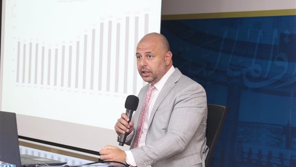 رئيس البورصة المصرية يلتقي مع قيادات الشركات المقيدة