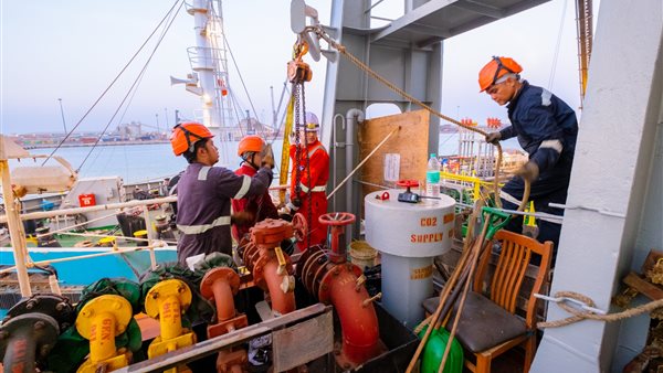 اقتصادية قناة السويس: تنفيذ أول عملية لخدمة تموين سفن بميناء السخنة بنجاح