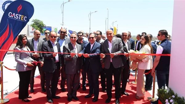  وزير البترول ومحافظ الأسكندرية يفتتحان محطة الوقود المتكاملة لتموين السيارات بالغاز الطبيعى 
