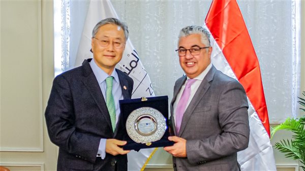رئيس المنطقة الاقتصادية لقناة السويس يستقبل السفير الكوري الجديد لبحث ملفات التعاون المشترك