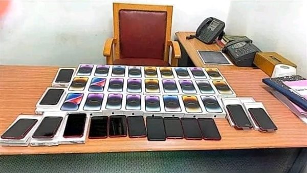 جمارك مطار برج العرب الدولى تضبط محاولة تهريب عدد من الهواتف المحمولة 