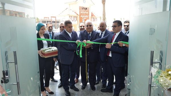 محافظ السويس يشارك قيادات الزراعي المصري افتتاح فرع البنك الجديد 
