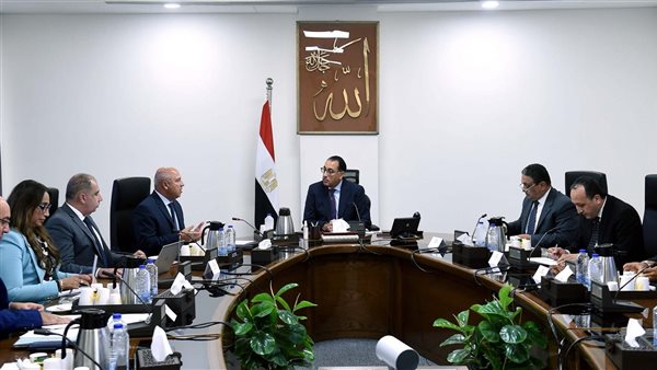 رئيس الوزراء يستعرض خطة تطوير النقل النهري 