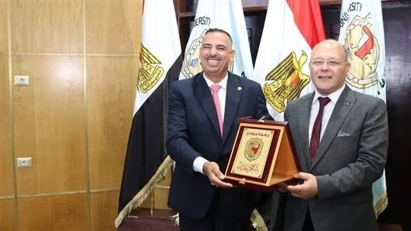 النعماني يكرم م رئيس مؤسسة هنجملها لزراعة 1000 شجرة بالمقرالجديد لجامعة سوهاج 