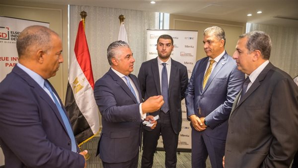  رئيس المنطقة الاقتصادية لقناة السويس يشهد توقيع عقد تخصيص أرض لمصنع 