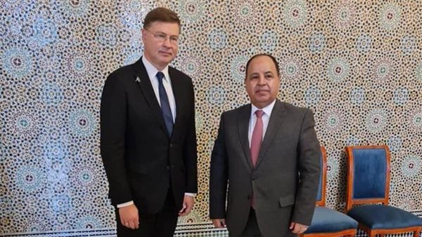  وزير المالية يلتقي باولو جينتيلوني المفوض الاقتصادى بالاتحاد الأوروبي 