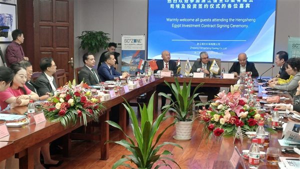 اقتصادية قناة السويس توقع مشروعات جديدة لإقامة مصانع للمنسوجات والملابس بغرب القنطرة الصناعية