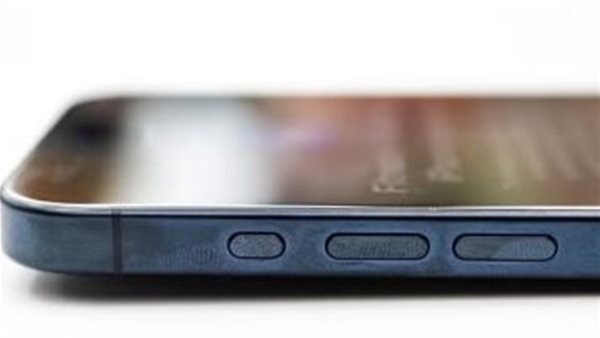 تعرف على الطريقة الصحيحة لتنظيف هاتفك iPhone 15 Pro