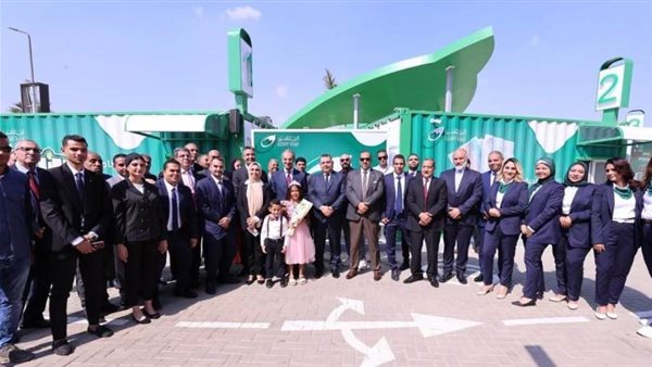 وزير الاتصالات يفتتح أول نموذج من الجيل الجديد لمكاتب بريد الخدمة من داخل السيارة 