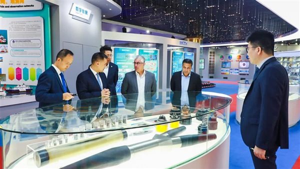  اقتصادية قناة السويس تجتمع مع كبريات شركات صناعة السيارات الكهربائية والفايبر والخدمات اللوجستية