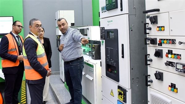 رئيس الهيئة العامة للاستثمار يتفقد توسعات مصنع شنايدر إلكتريك بمدينة بدر