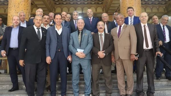 وزير العمل يلتقي قيادات 