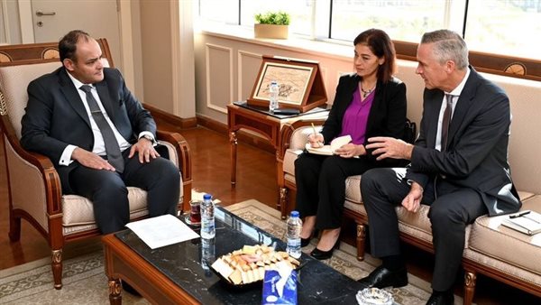 وزير الصناعة ومدير الغرفة العربية الألمانية للتجارة يبحثان تعزيز التعاون الاقتصادي