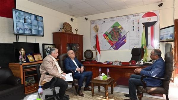 وزير الإسكان يتابع أعمال منظومة مياه الشرب بالعاشر من رمضان