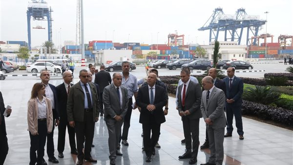 وزير النقل يشهد تفريغ سفينة محملة بـ6 آلاف حاوية بمحطة تحيا مصر 