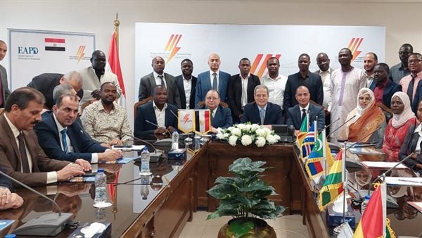 نائب وزير الكهرباء يشهد إحتفالية تخريج 18 متدربًا فى 