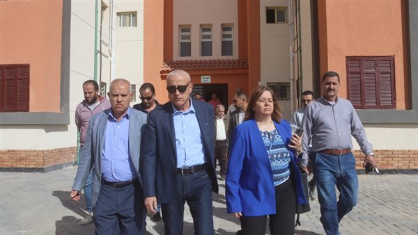 نائب رئيس هيئة المجتمعات العمرانية الجديدة يتفقد حي النرجس والنموذج الأخضر بالعاشر من رمضان