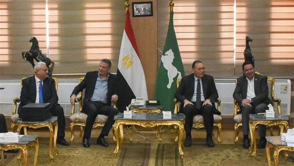 محافظ الشرقية يبحث مع رئيس البنك الزراعي تفعيل المبادرات البنكية المقدمة للمواطنين