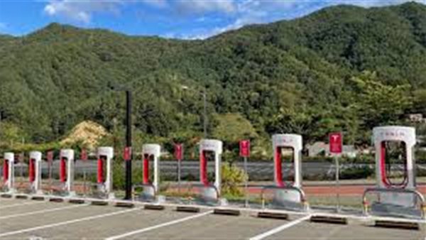 تسلا توسع شبكة الشحن الفائق V4 في الولايات المتحدة لدعم السيارات الكهربائية 