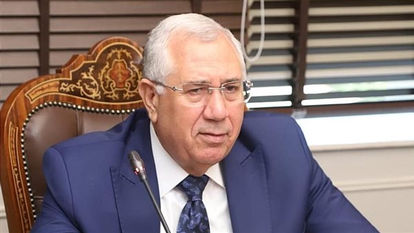 وزير الزراعة يتابع مع قيادات الوزارة موسم زراعة القمح وتوزيع الأسمدة 