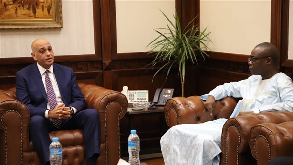 باسل رحمي يستقبل وفد سنغالي لتسويق منتجات شباب جهاز تنمية المشروعات 