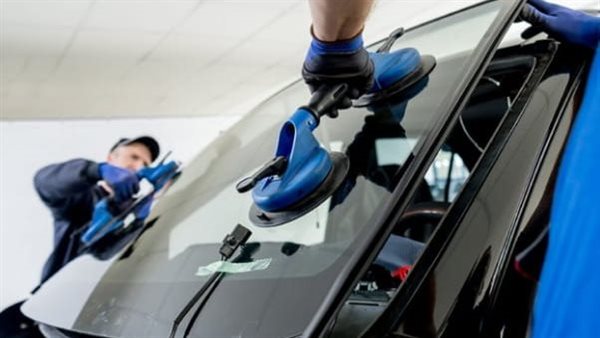 كيف تغير زجاج سيارتك بنفسك في 7 خطوات سهلة؟