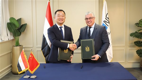 اقتصادية قناة السويس توقع خطاب إنشاء مصنع 