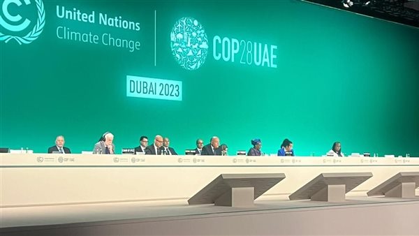 مصر تسلم رسميا رئاسة مؤتمر المناخ إلى الإمارات العربية المتحدة 