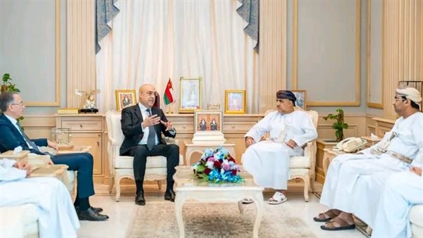 وزير الإسكان يستعرض مع نظيره العماني تجربة البلدين بمجال التنمية العمرانية| صور