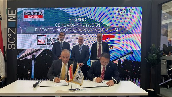  توقيع عقد تخصيص أرض كاملة المرافق بين 