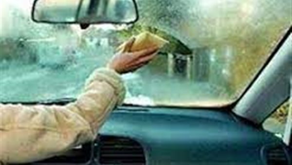 6 طرق لإزالة البخار المتراكم على زجاج السيارة