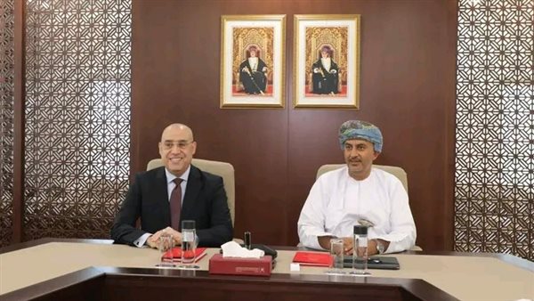 وزير الإسكان يبحث مع رئيس الهيئة العامة للمناطق الاقتصادية العماني تعزيز التعاون 
