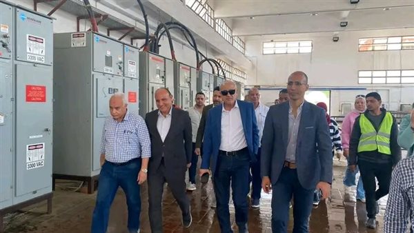 مسئولو «الإسكان» يتفقدون المشروعات الجارية بقطاع المرافق والطرق بالقاهرة الجديدة.. صور 