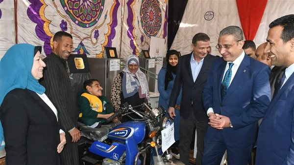 محافظ الفيوم ورئيس البنك الزراعي يسلمان كوبونات بنكية بقيمة 1،3 مليون جنيه وأجهزة عرائس للأولى بالرعاية