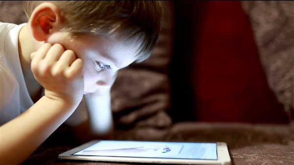 دراسة: 91% من الأطفال يشعرون بالقلق عند الابتعاد عن هواتفهم