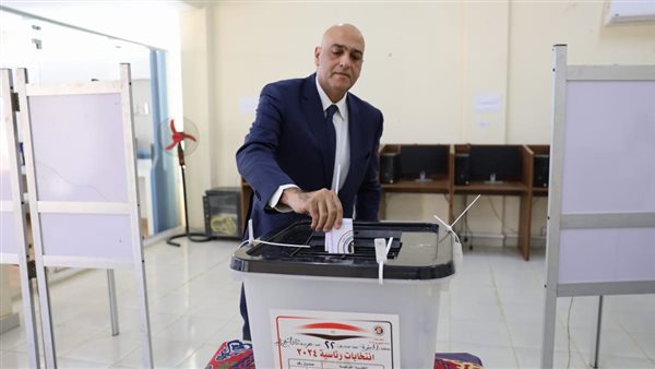 بالصور: باسل رحمي يدلى بصوته فى الانتخابات الرئاسية  