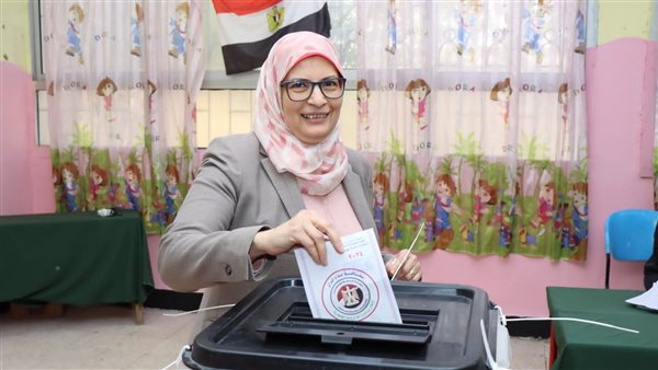 رئيس هيئة التنمية الصناعية تدلي بصوتها في الانتخابات الرئاسية بالقاهرة الجديدة